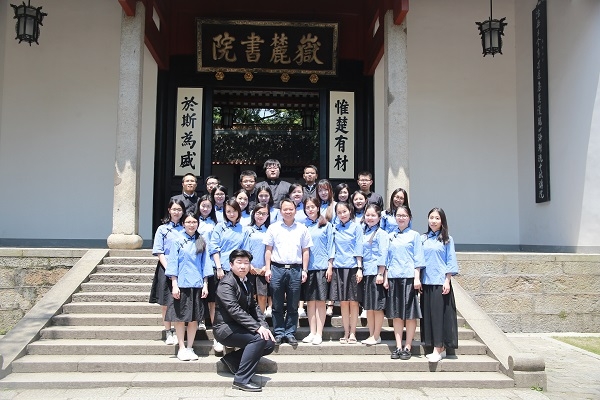 挥挥手再见,记忆留在昨天,祝顺风,祝平安——2013级法学三班.JPG