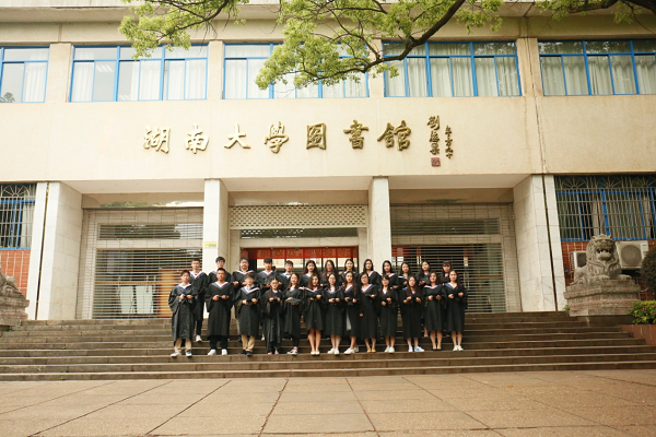 请再谱一支青春曲,伴随你我在明天的征程中继续奋进——2013级法学二班.png