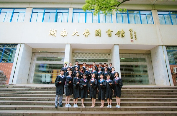 愿此去繁花似锦,再相逢依然如故——2013级法学一班.JPG