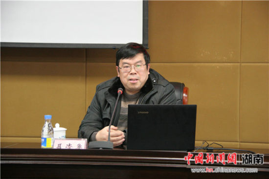伟德国际1949官方网站聂资鲁教授作《深入推进依法治国伟大战略:学习贯彻习近平总书记关于全面依法治国重要论述》专题讲座。.jpg